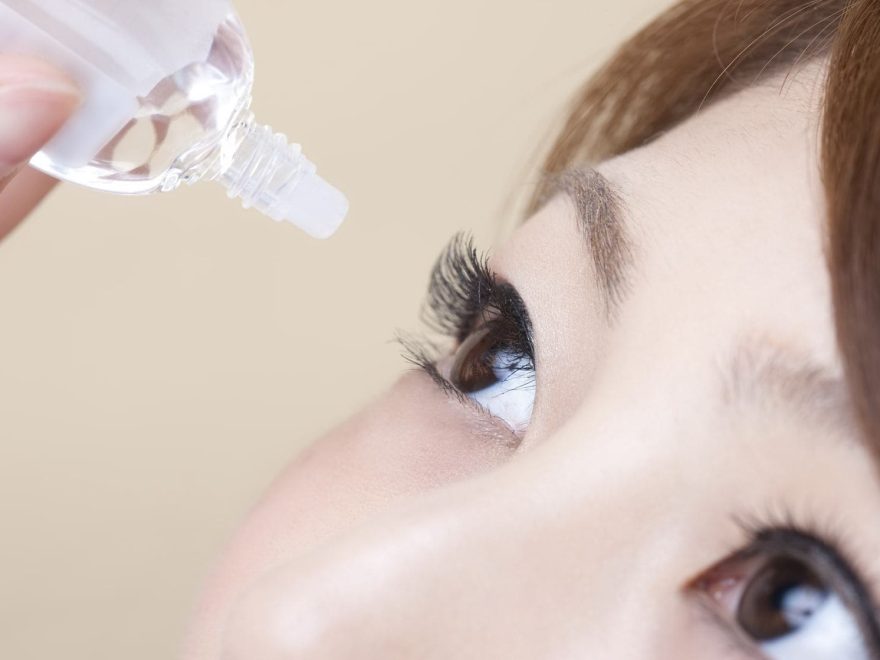 น้ำตาเทียม ตัวช่วยลดภาวะตาแห้งที่ควรใช้ให้ถูกต้อง